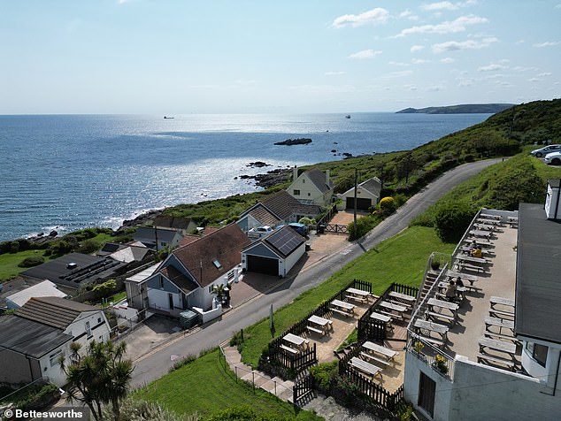 Die abgestufte Terrasse bietet Platz für rund 160 Gäste und bietet einen atemberaubenden Meerblick.