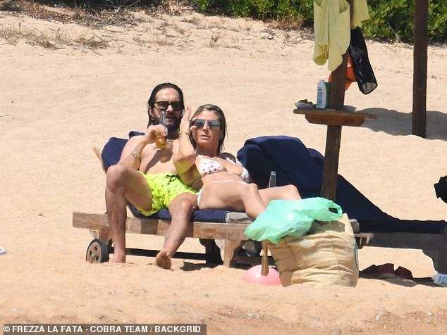 Gemütlich: Das Paar zeigte sich auch sehr verliebt, als sie gemeinsam auf Liegestühlen die Sonne genossen, während Heidi auf Toms Schoß lag