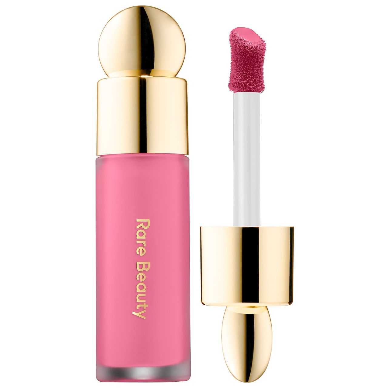 Rare Beauty Soft Pinch Liquid Blush Fläschchen mit rosa flüssigem Rouge mit goldener Kappe und Stift auf weißem Hintergrund