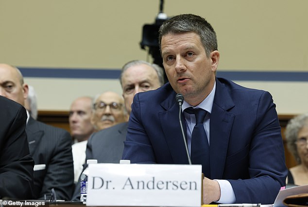 Dr. Kristian Andersen von Scripps Research gab während einer Anhörung mit dem Sonderausschuss zur Coronavirus-Pandemie am 11. Juli 2023 auf dem Capitol Hill in Washington, D.C. seine Aussage