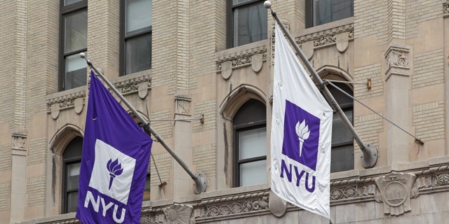 NYU-Flaggen am Gebäude