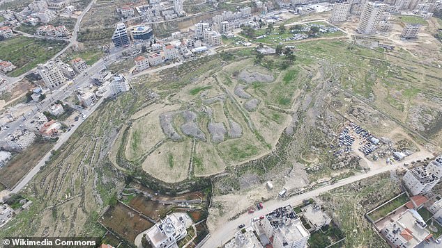 Tell en-Naṣbeh, ebenfalls eine halbtägige Wanderung nach Jerusalem, wurde von 1926 bis 1935 ausgegraben