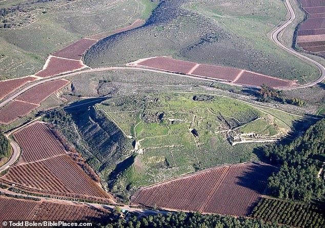 Während die Städte einzeln entdeckt wurden, behauptete der Archäologe, er sei der Erste gewesen, der die Punkte miteinander verbunden habe, und kam zu dem Schluss, dass es sich um ein organisiertes städtisches Netzwerk handelte, das um 1000 v. Chr. entstanden war.  Abgebildet sind die Ruinen von Lachish
