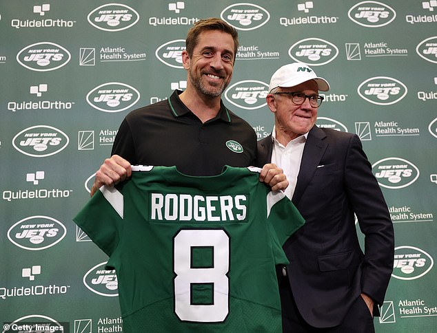Rodgers wurde auf einer Pressekonferenz im April offiziell als neue Nummer 8 und QB der Jets vorgestellt