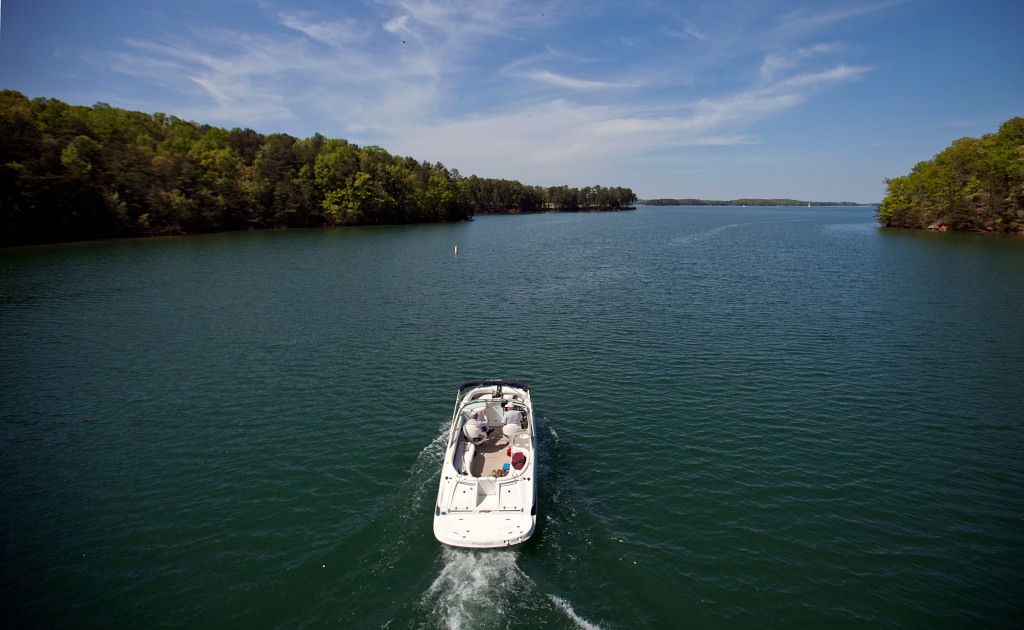 Nach Angaben des Georgia Department of Natural Resources hat der starke Verkehr im Lake Lanier in den letzten drei Jahrzehnten zu Hunderten von Bootskollisionen geführt. 