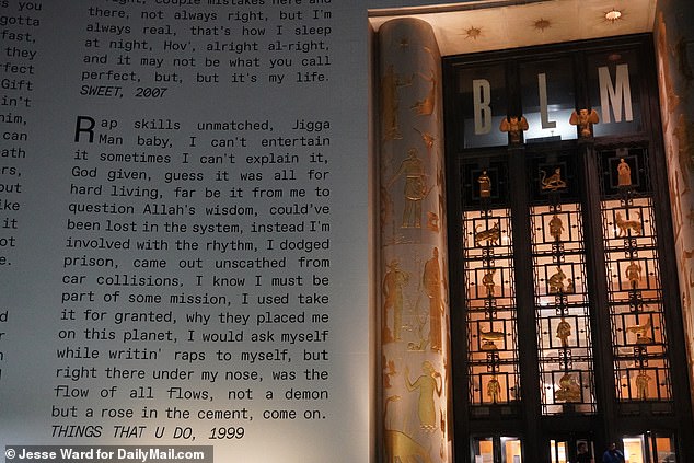 Billing: „The Book Of HOV ist eine Tribute-Ausstellung in der Brooklyn Public Library, Central Branch, die Shawn „JAY-Z“ Carters außergewöhnliche Reise von Brooklyns Marcy Projects zur globalen Persönlichkeit würdigt.“