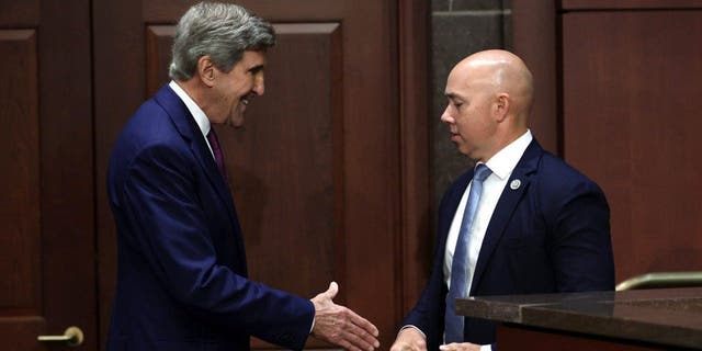 John Kerry (l.) und Rep. Brian Mast (r.-fl.) (r.)