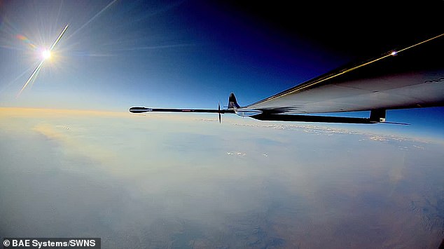 Innerhalb von 24 Stunden stieg PHASA-35 mit einer Flügelspannweite von 35 Metern auf eine Höhe von mehr als 66.000 Fuß und erreichte die Stratosphäre, bevor es erfolgreich landete