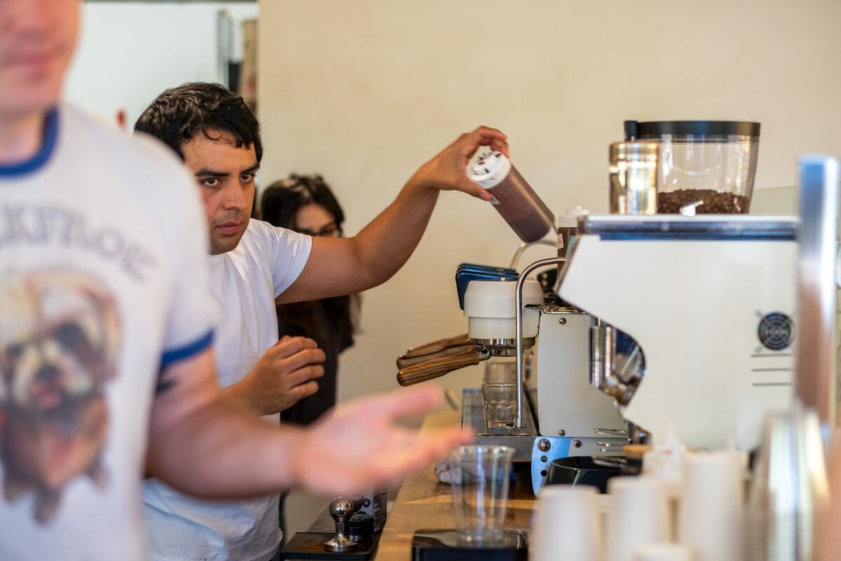 Barista Jacob Rivera, Mitte, Mitglied/Inhaber, arbeitet bei Slow Bloom Coffee 