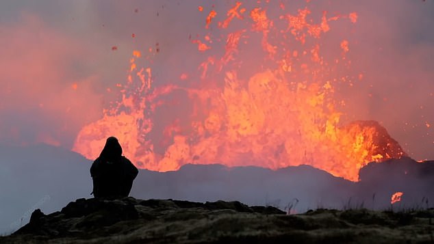 Der Ausbruch wurde ausgelöst, nachdem sich auf der isländischen Halbinsel Reykjanes ein brandneuer Vulkanspalt öffnete