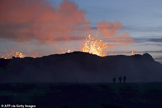 Menschen beobachten den außergewöhnlichen Vulkanausbruch am Litli Hrutur südwestlich von Reykjavik in Island