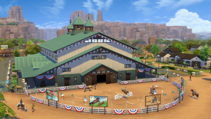 Eine vollständige Aufnahme des Reitzentrums in Die Sims 4: Horse Ranch.  Es ist ein großes weißes Gebäude mit grünem Wurzelwerk und Stalltüren.  Vor dem Haus befindet sich ein eingezäunter Reitplatz.