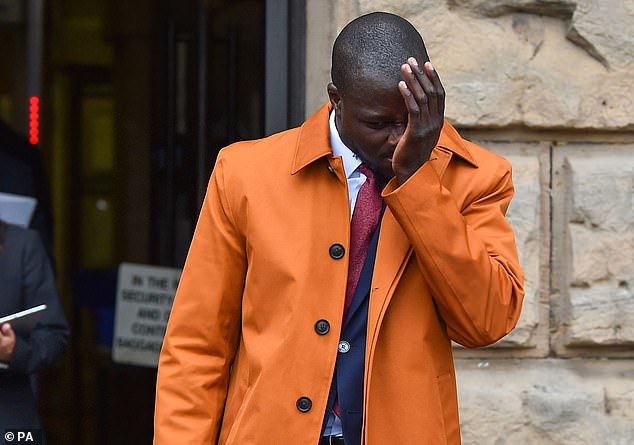 Mendy weinte, als er das Gericht verließ, nachdem alle gegen ihn erhobenen Anklagen freigesprochen worden waren