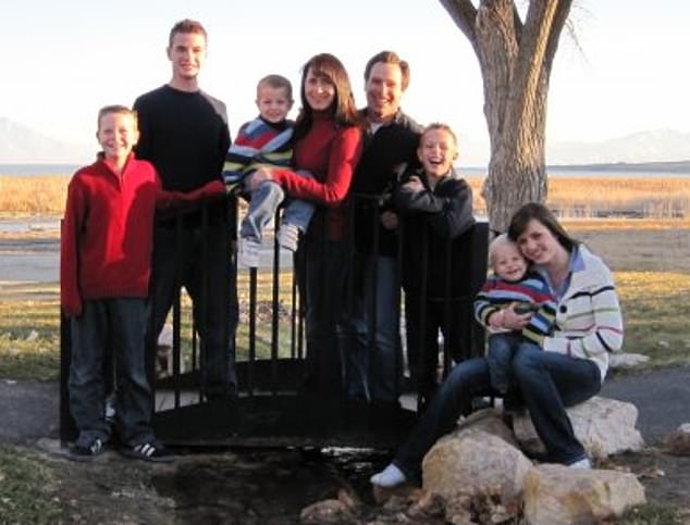 Frau Lewis mit ihrem Mann und ihren sechs Kindern im Jahr 2010