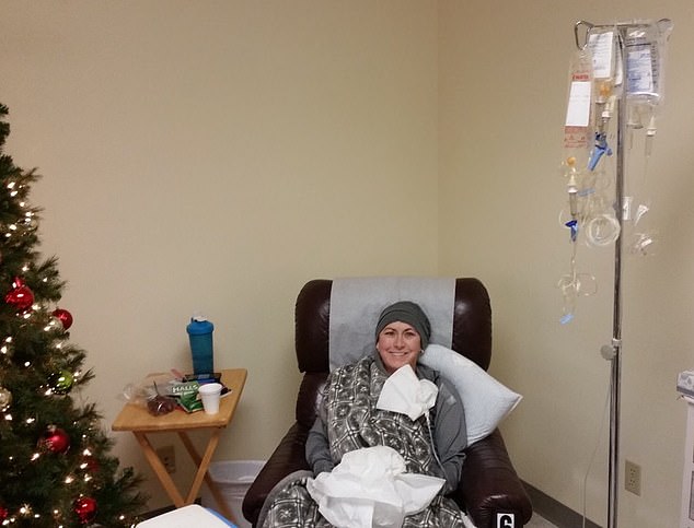 Frau Lewis ist während ihrer letzten Chemotherapie-Behandlung eine Woche vor Weihnachten 2017 abgebildet