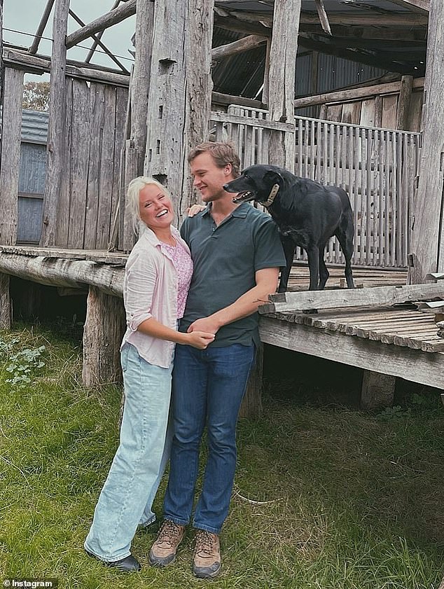 Matt und Olivia sind immer noch stark.  Kürzlich teilte sie ein Bild des Paares zusammen auf der Farm mit einem Arbeitshund und betitelte es liebevoll mit: „Für immer mit dir (und Neville) lächeln.“
