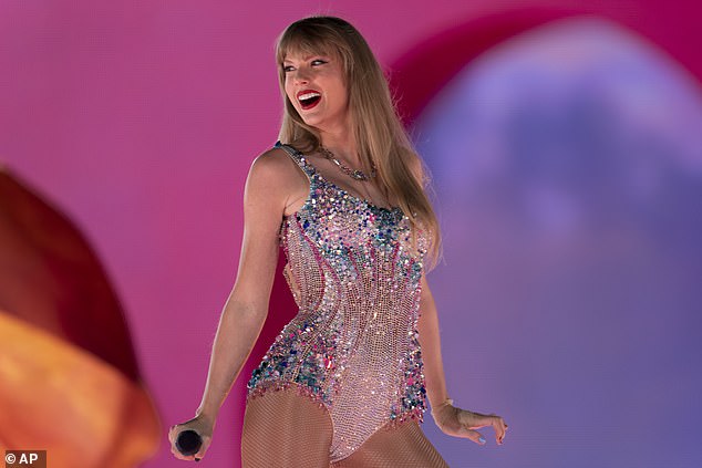 Taylor Swift, die sich mitten in der US-Etappe ihrer Eras-Tournee befindet, nimmt derzeit ihre ersten sechs Alben neu auf, damit sie die Master besitzen kann (im Bild in Nashville).