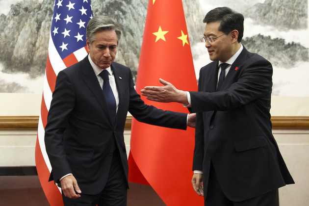 US-Außenminister Antony Blinken (links) steht neben dem chinesischen Außenminister Qin Gang (rechts).