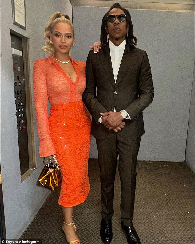 Unterstützender Ehepartner: Beyoncé erschien Arm in Arm bei der Veranstaltung mit Jay-Z, der in einem schwarzen Anzug mit weißem Hemd gut aussah