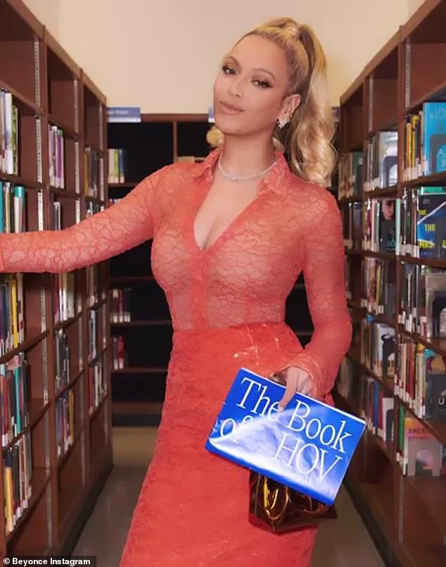 Bibliothekarin: Beyoncé veranstaltete auch eines ihrer spontanen Fotoshootings, während sie in den vielen Bücherregalen der Bibliothek stöberte