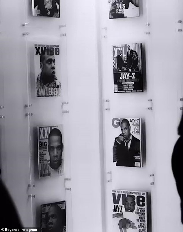 Multimedial: Einige der Magazine mit dem legendären Rapper auf dem Cover sind ausgestellt