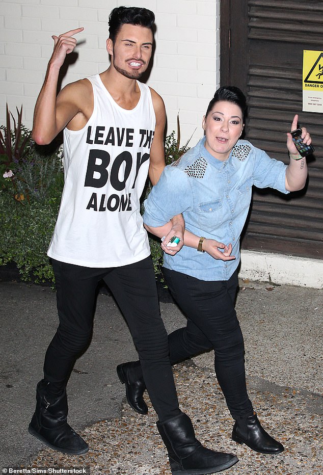 Rylan und Lucy stellten sich vor, wie sie während ihres Auftritts bei X Factor 2012 die Drehstudios verließen