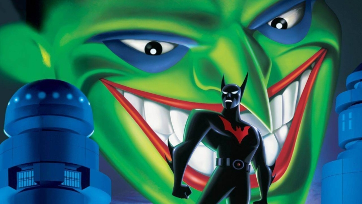 Batman steht auf einem Gebäude, über ihm ragt das Stadtbild und der Joker auf.