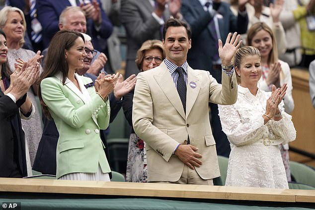 Roger Federer hatte in seinem cremefarbenen Anzug mehr Jubel und Ovationen als Djokovic in Wimbledon