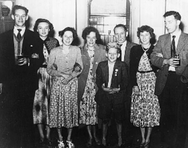 Sir Rod (im Bild vorne) wurde 1945 in Highgate, London, geboren, als der Zweite Weltkrieg zu Ende ging.  Zu dieser Zeit arbeitete seine Schwester Mary (zweite von rechts) als Näherin