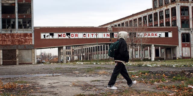 Eine Person geht am 19. November 2008 in Detroit, Michigan, an den Überresten der Packard Motor Car Company vorbei, die Ende der 1950er Jahre ihre Produktion einstellte. 
