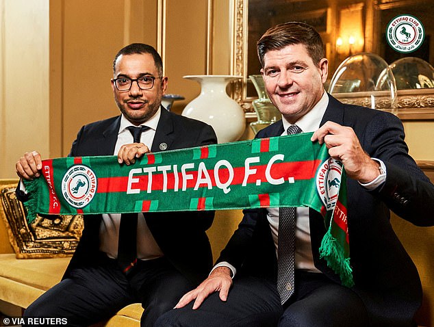Der neue Al-Ettifaq-Chef Steven Gerrard (rechts) hofft, Jordan Henderson zum Vertrag überreden zu können