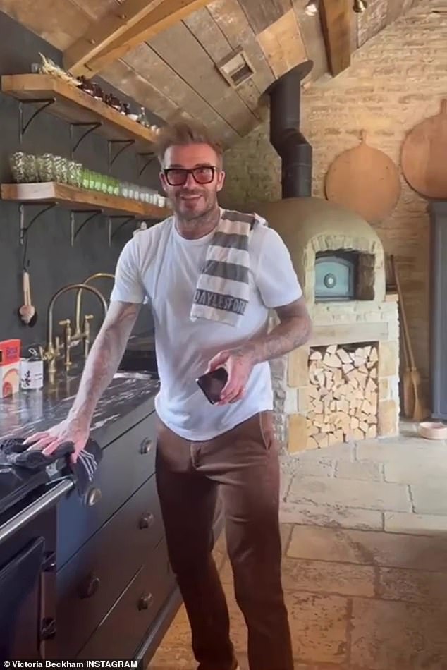 David Beckham ließ die Fans kürzlich in Ohnmacht fallen, nachdem Frau Victoria ein Video geteilt hatte, in dem sie zu Hause mit Tochter Harper in einem schwarzen AGA mit Doppelfront und traditionellem Pizzaofen kocht