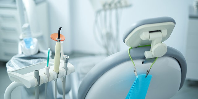 Zahnarztpraxis mit Stuhl und Ausstattung