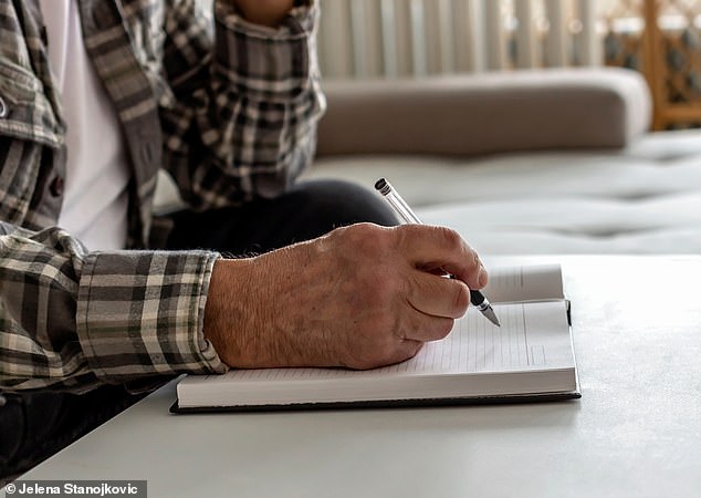 Die Beschäftigung mit literarischen Aktivitäten – etwa das Führen eines Tagebuchs oder das Schreiben von Briefen – kann das Demenzrisiko senken, so die Studie (Aktenfoto).