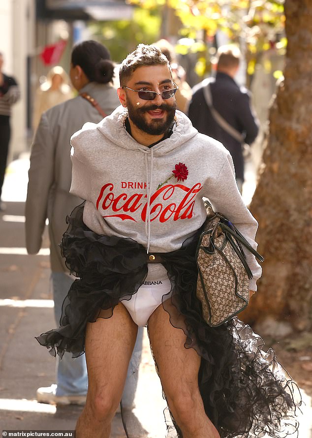 Es kommt nach Wochen bizarren Verhaltens bei der Afterpay Australia Fashion Week.  Todorovic wurde mit entblößten Beinen außerhalb der Fashion Week im Mai gesehen