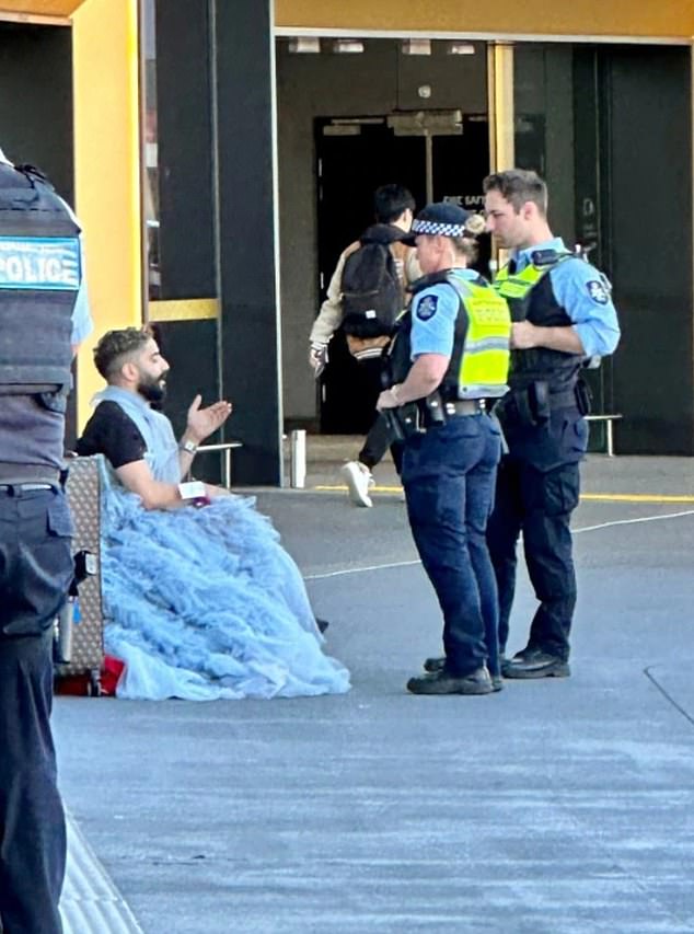 Todorovic spricht nach einem Streit am Flughafen Sydney mit der Polizei
