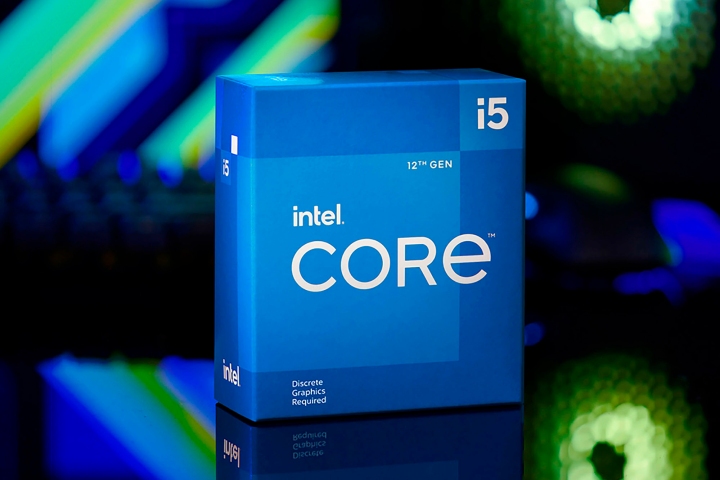 Intel Core i5-12400F-Box vor einem Gaming-PC.