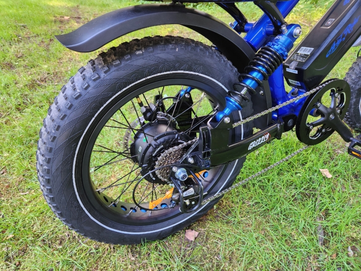 Ariel Rider Grizzly mit 1.000-Watt-Hinterradmotor, hydraulischer Scheibenbremse und hinterer Stoßdämpferaufhängung.