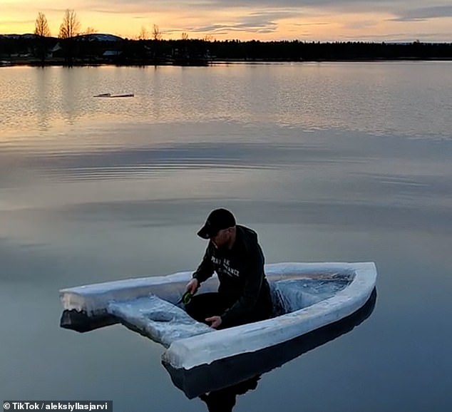 Aleksis Chef Tom Kurtakko wird dabei gefilmt, wie er im Eisboot auf einem See sitzt, nachdem es in zwei Teile geteilt ist