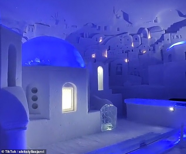 Eine Nachbildung von Santorinis ikonischem Dorf mit Kuppeldach, das Aleksi mitgeholfen hat, aus Schnee zu bauen