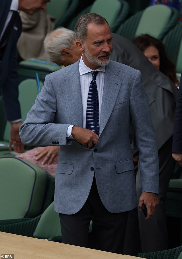 Der 55-jährige König Felipe von Spanien sah in einer grauen Anzugjacke und einer dunklen Hose schick aus, als er vor dem Herrenfinale in der Royal Loge auf dem Centre Court ankam