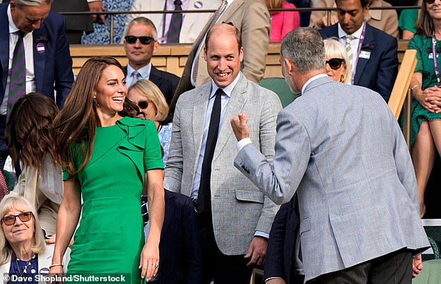 Prinz William und Catherine, Prinzessin von Wales, unterhalten sich mit König Felipe VI. von Spanien in der Royal Loge bei den Wimbledon Tennis Championships am Centre Court