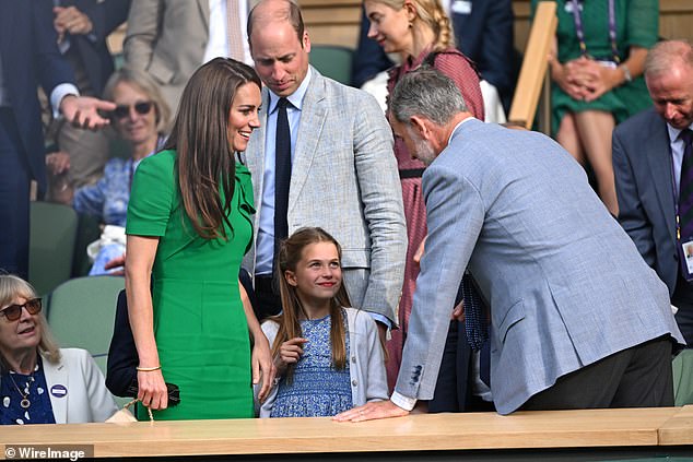 Prinzessin Charlotte lächelt, als sie während des Wimbledon-Männerfinales 2023 mit dem spanischen Monarchen plaudert