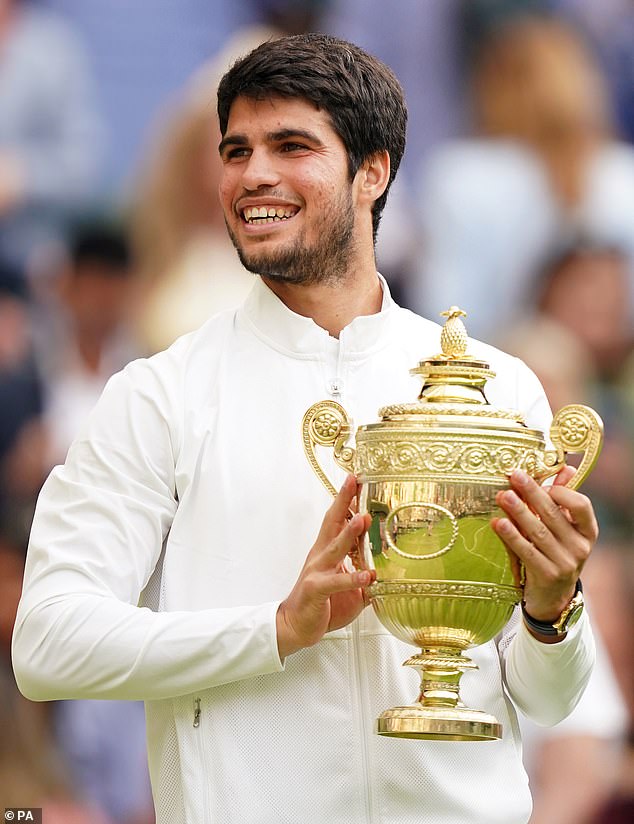 Carlos Alcaraz mit der Gentlemen's Singles Trophy nach seinem Sieg über Novak Djokovic am 14. Tag der Wimbledon Championships 2023