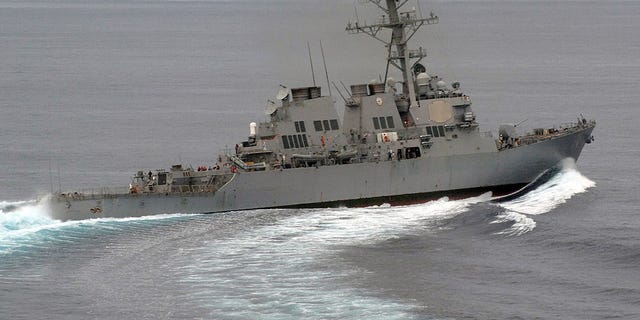 Die USS MCFAUL patrouilliert in den Gewässern