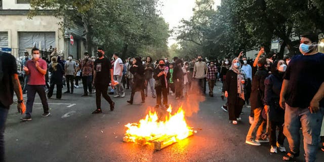 Iran brennt auf Proteststraßen