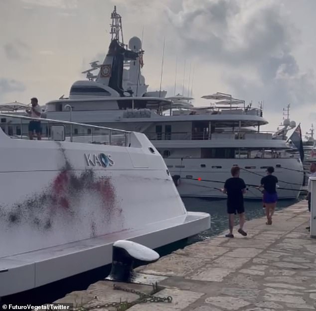 Laut der spanischen Zeitung Periodico de Ibiza sprühten sie mit Feuerlöschern Farbe auf das eine Ende der 241-Millionen-Pfund-Yacht und hielten ein Schild mit der Aufschrift „Sie verzehren, dass andere leiden“ hoch