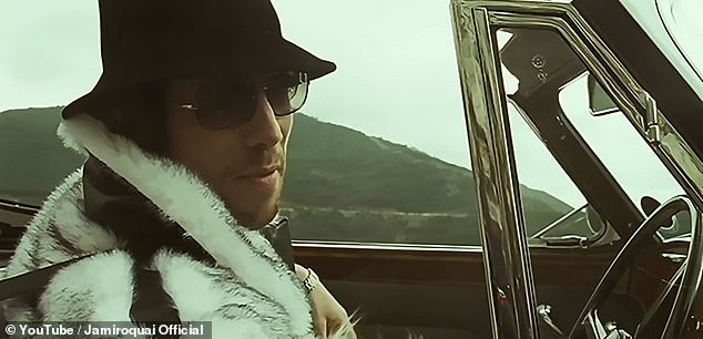 Ein jüngerer Jay Kay – richtiger Name Jason Luis Cheetham – ist in dem Video, das in Marbella, Spanien, gedreht wurde, am Steuer seines beliebten Bentley abgebildet