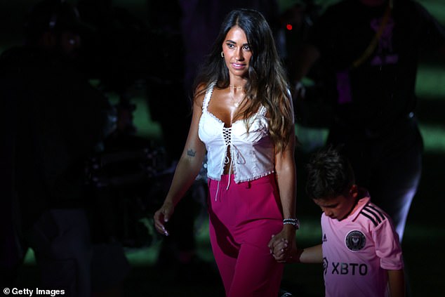 Die sozialen Medien schwärmten von der Schönheit, als sie in rosa Hosen begeisterte – eine Anspielung auf die Farben Miamis