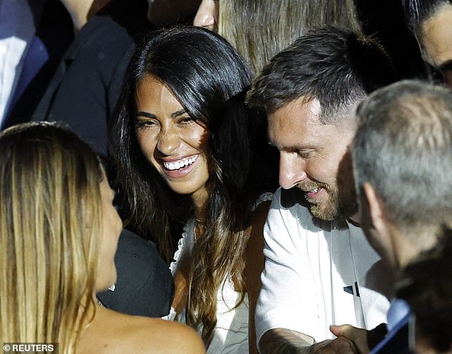 Die argentinische Schönheit strahlte, als sie neben ihrem Ehemann, der die Weltmeisterschaft gewonnen hatte, lächelte